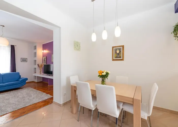 Spacious In The Center-aspalathos Apartment