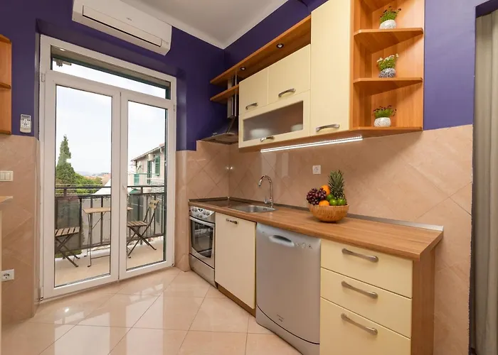 Spacious In The Center-aspalathos Apartment Split